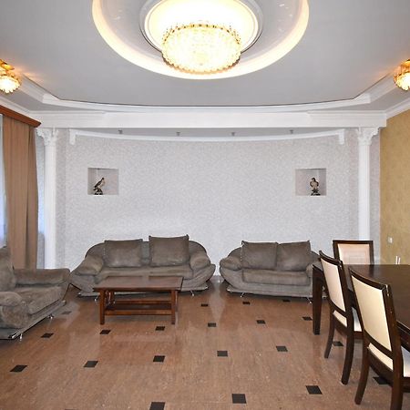 Armenak Apartment 5-Комнатная Erivan Dış mekan fotoğraf