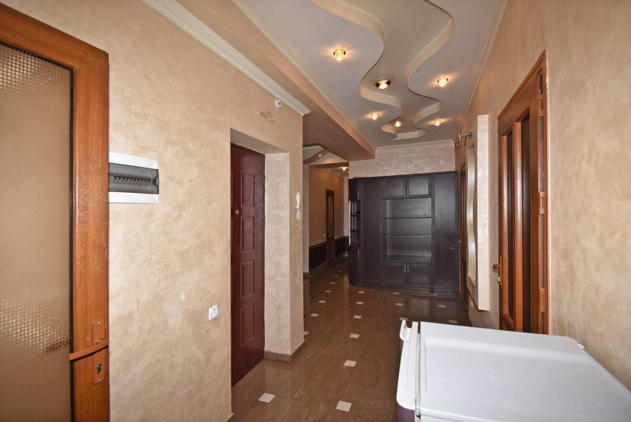 Armenak Apartment 5-Комнатная Erivan Dış mekan fotoğraf