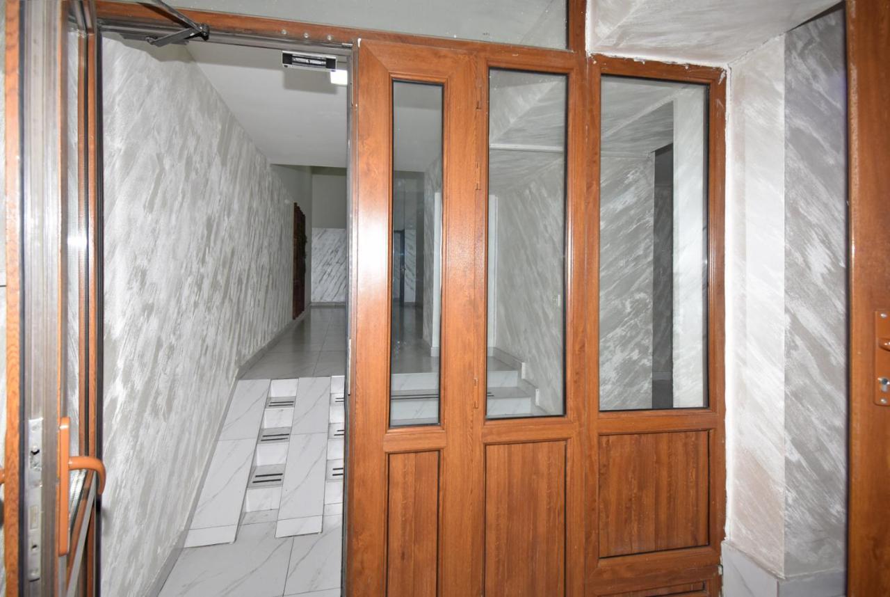 Armenak Apartment 5-Комнатная Erivan Dış mekan fotoğraf
