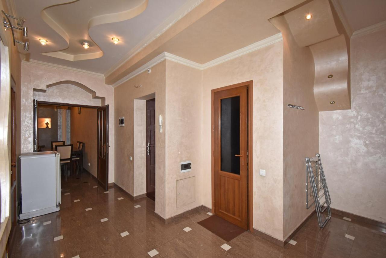 Armenak Apartment 5-Комнатная Erivan Dış mekan fotoğraf