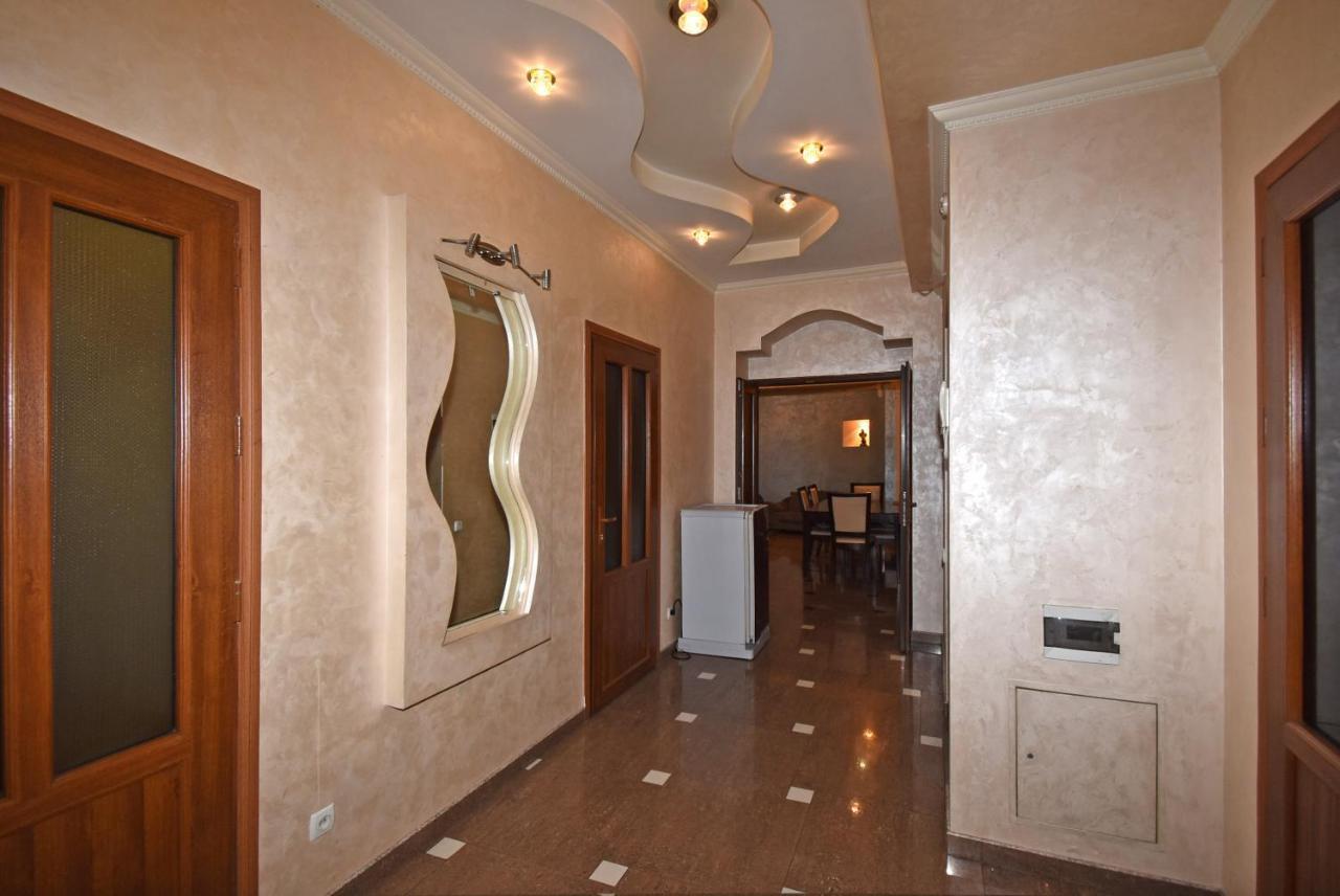 Armenak Apartment 5-Комнатная Erivan Dış mekan fotoğraf