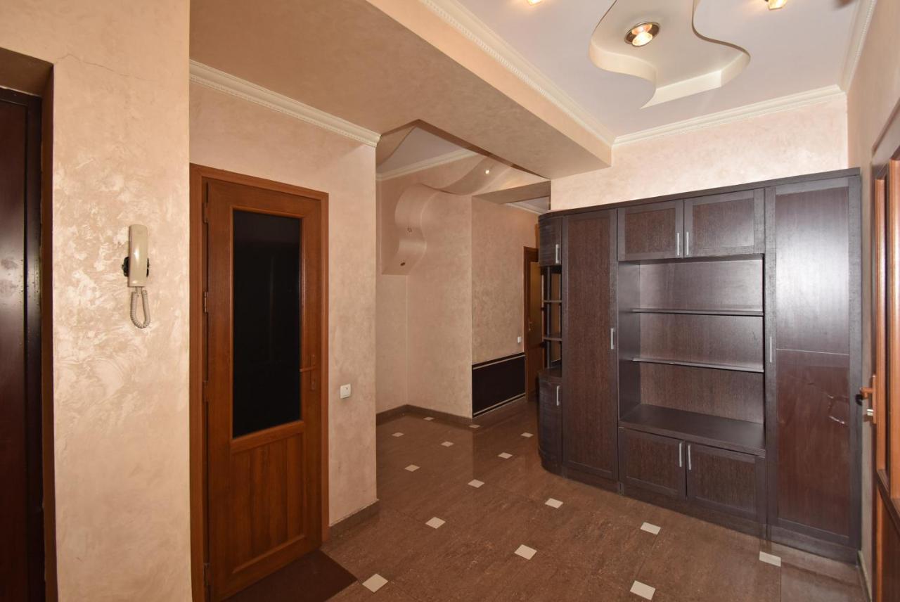 Armenak Apartment 5-Комнатная Erivan Dış mekan fotoğraf