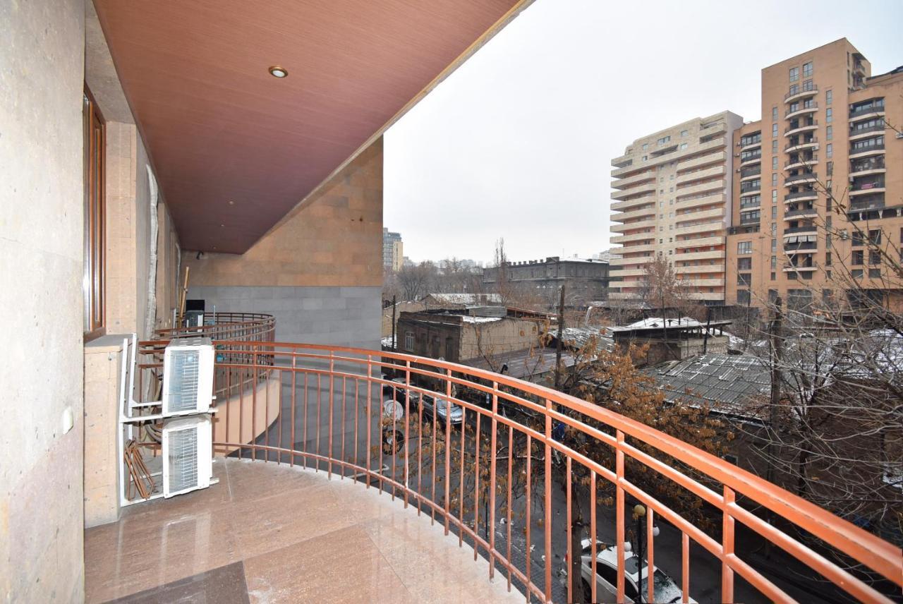 Armenak Apartment 5-Комнатная Erivan Dış mekan fotoğraf