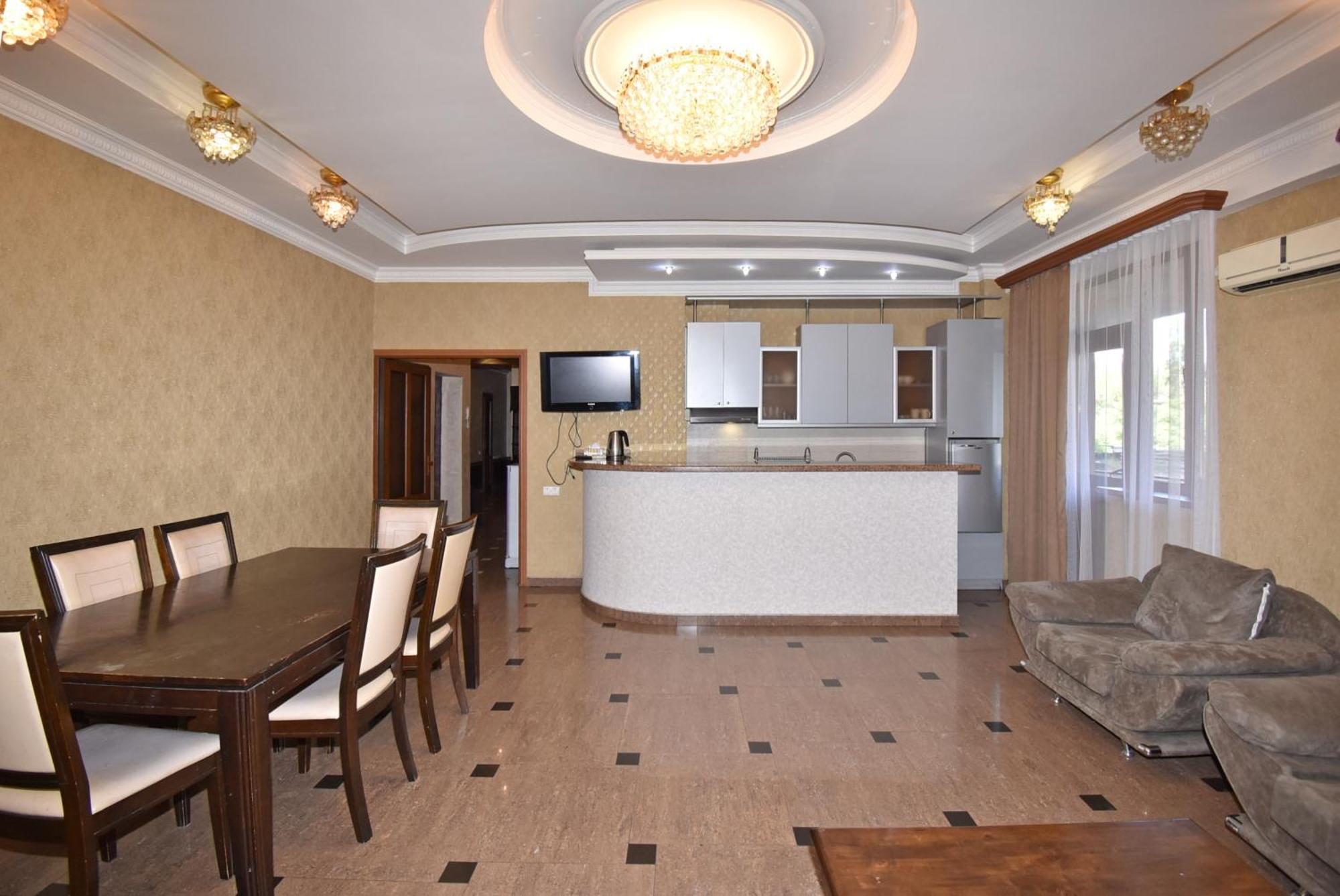 Armenak Apartment 5-Комнатная Erivan Dış mekan fotoğraf